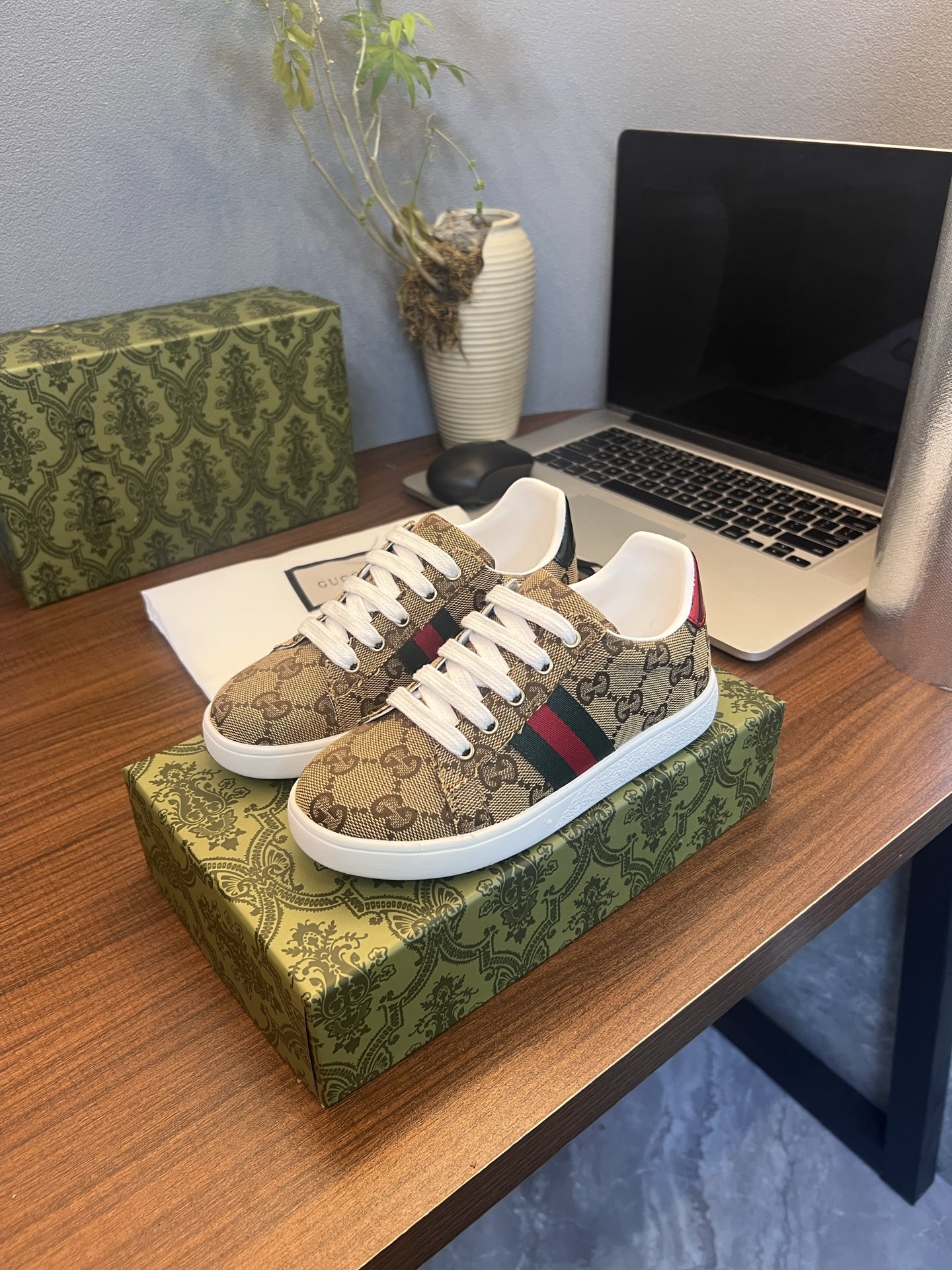 Children's shoes child